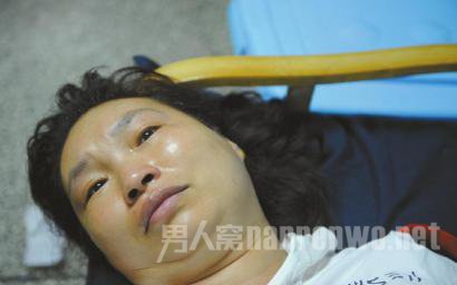 女孩冲进火场救妈妈被烧伤