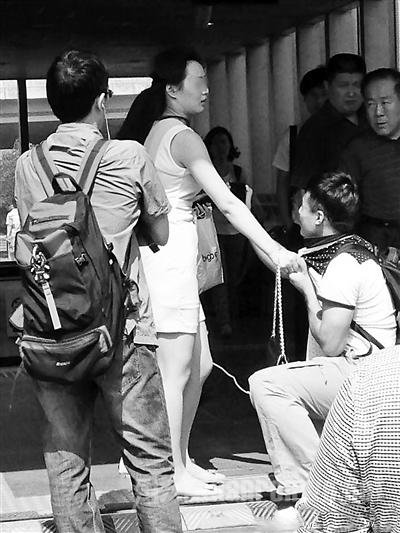 男子地铁偷拍女性裙底被抓