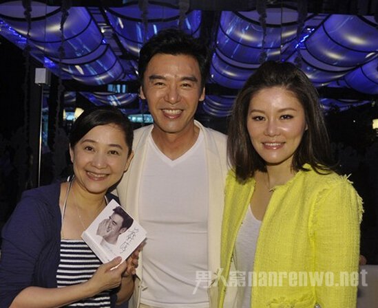 钟镇涛与现任老婆范姜素贞