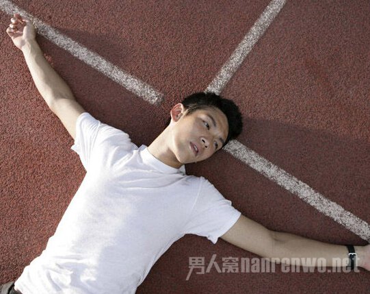 柯震东白衬衫出席发布会 失恋仍是完珍男