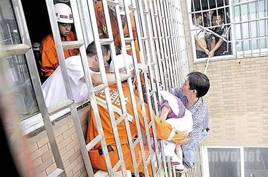 女童卡防盗网邻居托举获救