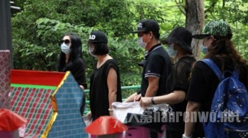 李悦彤为父亲送葬
