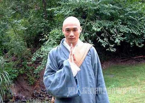 2003年出演胡军与林志颖版《天龙八部》，饰演虚