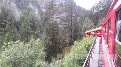 瑞士火车遇山崩坠崖