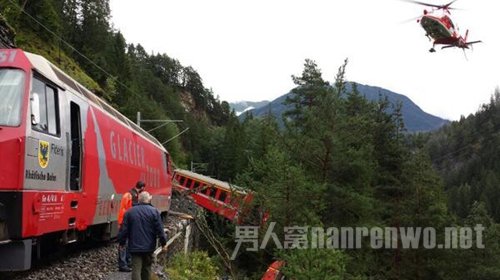 瑞士火车遇山崩坠崖