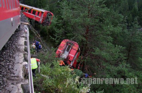 瑞士火车遇山崩坠崖