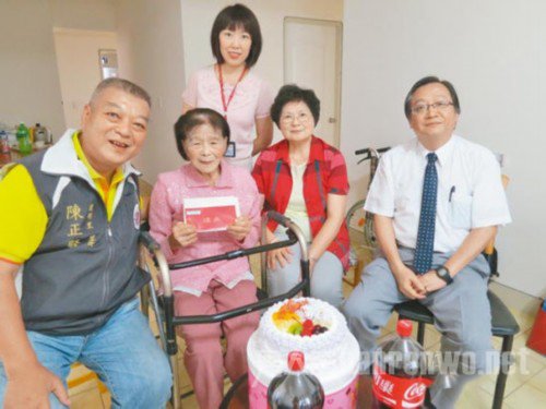 台湾110岁长寿老人爱化妆
