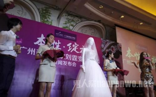 河莉秀(右1)为刘霆(左1)送上洁白的婚纱等礼物以示鼓励