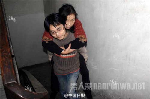 刘霆背母亲
