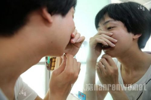 刘霆非常讨厌自己的男性特征，会定期清理自己的胡子，虽然已经很不明显，但追求完美的他每次出门前还是要检查一遍