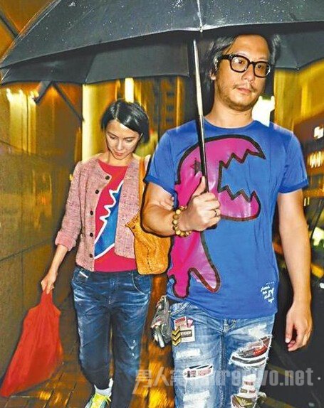 李心洁彭顺情侣装外出