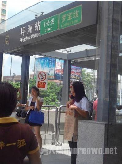 女学生手拿剪刀架脖子讨薪