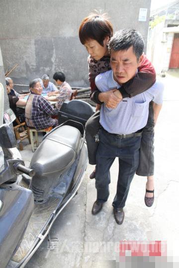 男子背病妻上班30余载