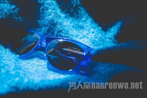 不潮不花钱 十款太阳镜承包你的型范儿