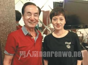 邓婕素颜聚会很兴奋 不提继子张默吸毒