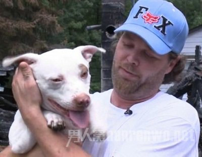 男子马丁和他刚刚领养数周的爱犬。