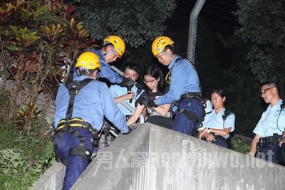 女生上厕所遭困报警求救