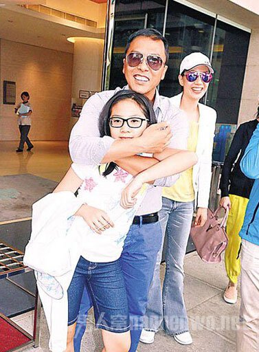 甄子丹夫妇携女探视汪圆圆