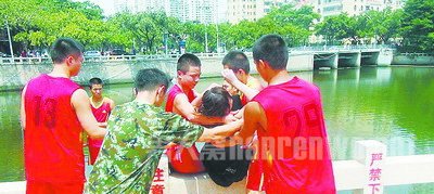 在岸上的初中生配合下，将女子救上来