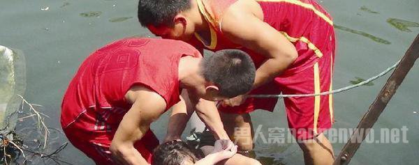 女子不配合，初中生只好强行将她拉上岸