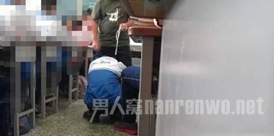 老师绳栓学生似“遛狗”