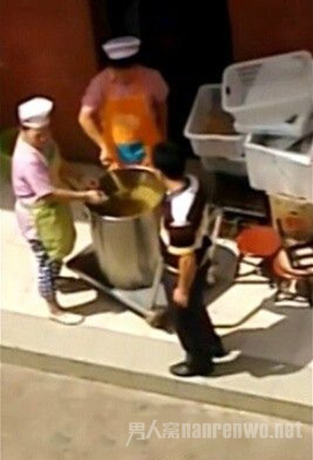 食堂阿姨啃完骨头丢汤里给师生喝