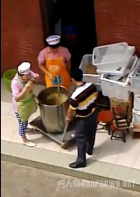 食堂阿姨啃完骨头丢汤里给师生喝