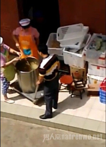 食堂阿姨啃完骨头丢汤里给师生喝