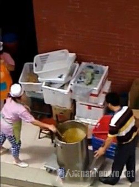 食堂阿姨啃完骨头丢汤里给师生喝