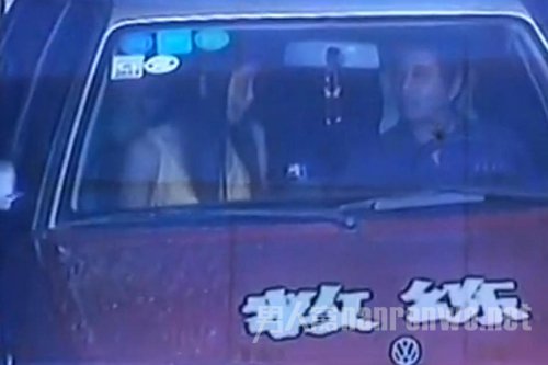 驾校教练与女学员车内激吻画面曝光