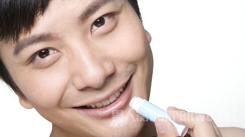 警惕天干物燥 秋冬护唇有妙招