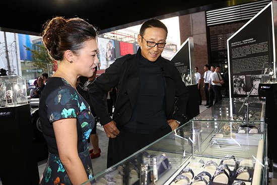 泰格豪雅中国区品牌总监薛宏霞女士为陈道明先生介绍品牌最新表款