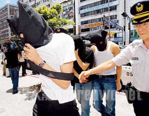 与苏永康同行人士被蒙头带返警局