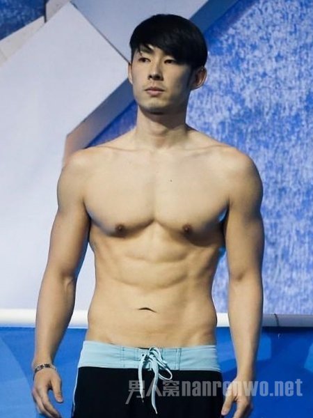 小伙伴们都惊呆了！王宝强胸肌照逆袭成型男