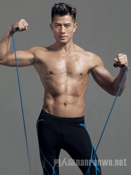 小伙伴们都惊呆了！王宝强胸肌照逆袭成型男