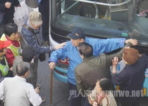 为讨要一句道歉 老汉挡公交车8分钟