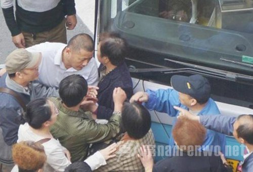 为讨要一句道歉 老汉挡公交车8分钟