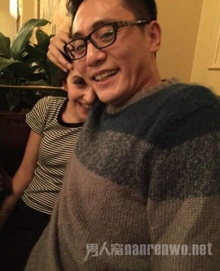 刘烨参加聚会紧搂外国娇妻 甜蜜秀恩爱