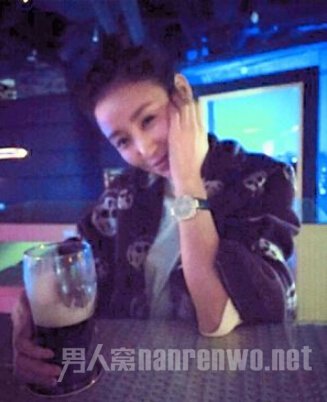 石洋子晒夜店照