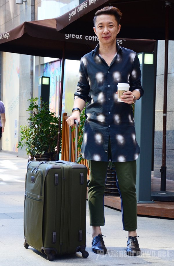 选对旅行箱做位街拍型男