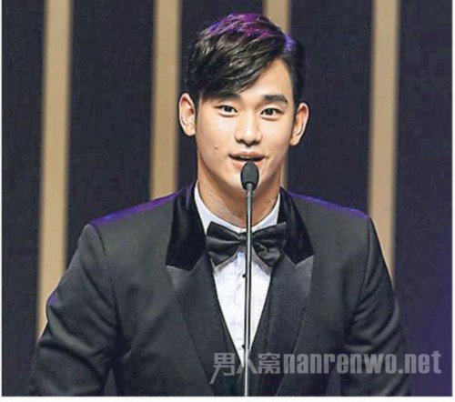 金秀贤获韩国时尚偶像奖 哭成个泪人