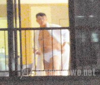 偷拍李嘉欣与与夫窗前激战