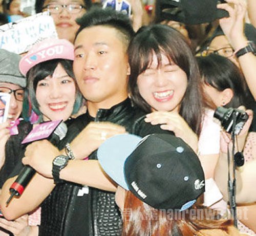 姜熙健被粉丝从后抱抱露出惊愕表情