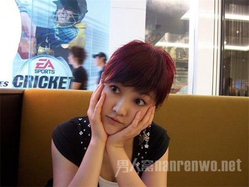 可爱又古灵精怪的金海心是彝族少女