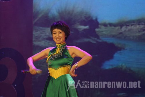 斯琴格日乐是蒙古族姑娘，性格和外形都十分大气