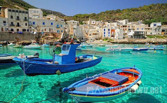 莱万佐,Cala Dogana，岛上只有220居民，完全没有被污染的圣地