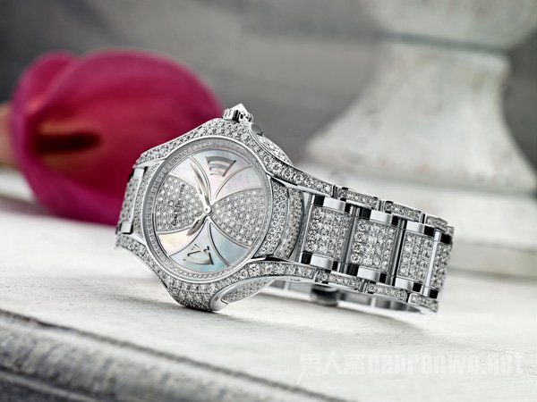 ʥ�����������Ů�ѱ������׵�ʫ�����鱦���