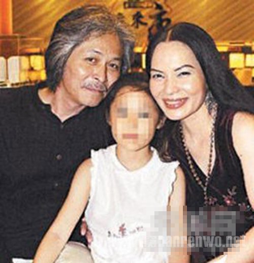 潘越云与老公、女儿合照