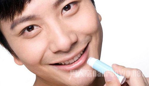 “羞涩”嘴唇不性感 男士护唇要重视