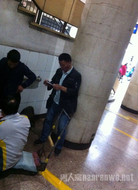 乞丐数钱iPhone6拍照